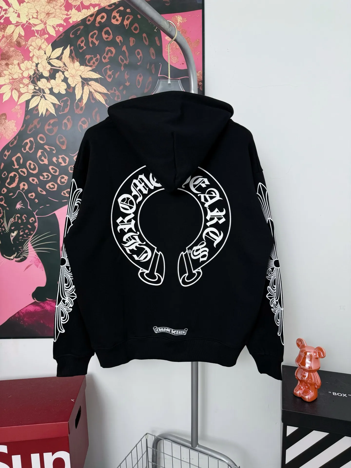 P260 Chrome Hearts Miami Limited Horseshoe Hooded Sweatshirt, the same model as ChromeHearts counters. Made of 430g double-ply double-yarn pure cotton terry fabric. Original customization. Details are restored in place. Very textured on the handle. Three-dimensional and atmospheric. Versatile and easy to wear in autumn. Simple and elegant. Adopting os version. The upper body effect is very good. Suitable for all body types. Soft and comfortable. CH letter offset printing on the front and horseshoe Sanskrit offset printing on the back. Small markings on the hem. Resistant to machine washability. Does not fade. No deformation, complete accessories, original mold opening, perfect restoration of zp 2:1, same style for men and women, versatile and not picky, size s m l xl color black